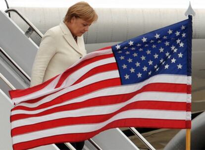 La canciller alemana, Angela Merkel, desciende del avión tras aterrizar en el aeropuerto de Pittsburgh.