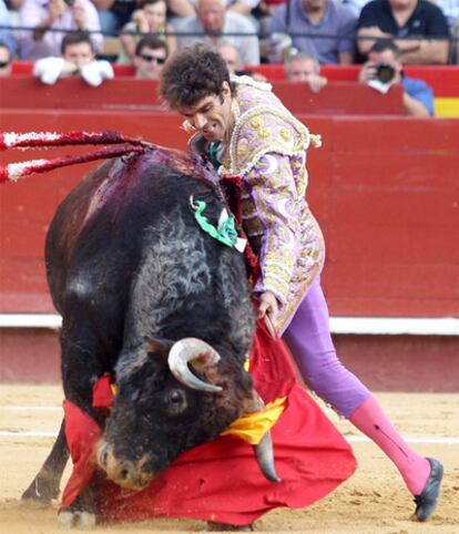 José Tomás da un pase en la plaza de toros de Valencia, en su reaparición.