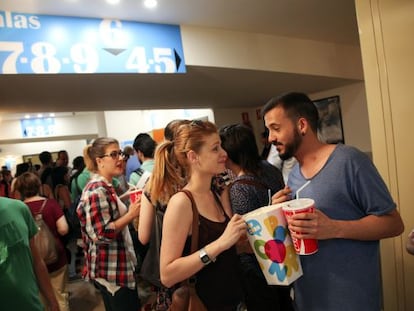 Colas de espectadores en las taquillas de cines Princesa de Madrid