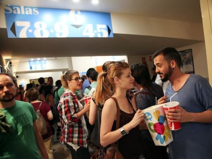 Colas de espectadores en las taquillas de cines Princesa de Madrid