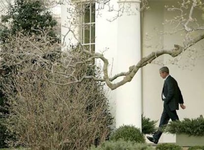 George W. Bush sale de la Casa Blanca, en Washington, con destino a Nueva York, donde ayer pronunció una conferencia.