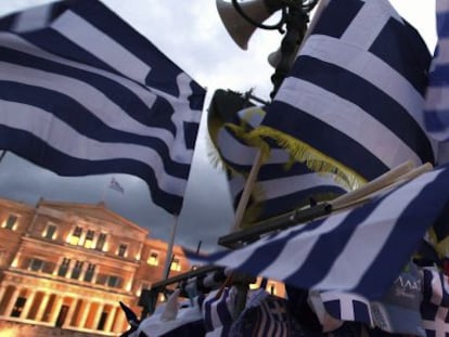 Puesto de banderas griegas frente al Parlamento en Atenas