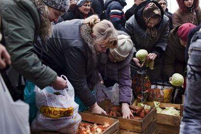 Mujeres ucranianas compran productos a precios reducidos durante un acto político en la plaza Lenin de Donetsk.