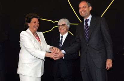 Berni Ecclestone, flanqueado por Francisco Camps, el expresidente de la Generalitat, y la alcaldesa de Valencia, Rita Barberá, en mayo de 2007.