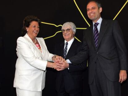Berni Ecclestone, flanqueado por Francisco Camps, el expresidente de la Generalitat, y la alcaldesa de Valencia, Rita Barberá, en mayo de 2007.
