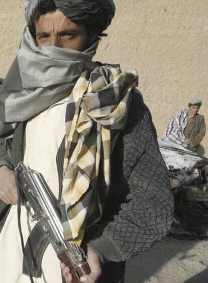 Un talibán monta guardia en Afganistán.