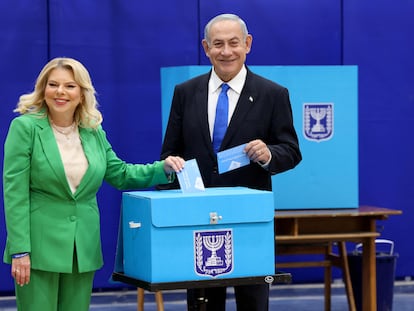 El líder del Likud, Benjamín Netanyahu, y su esposa, Sara, votan este martes en un colegio electoral de Jerusalén.