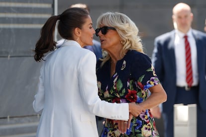 Saltándose el protocolo, el martes Biden saludó a doña Letizia agarrándola de las manos y dándole dos besos. 