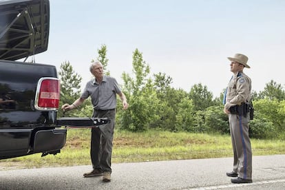 Clint Eastwood, en una escena de ‘Mula’, película en la que él planta lirios y transporta cosas que otros cultivan.