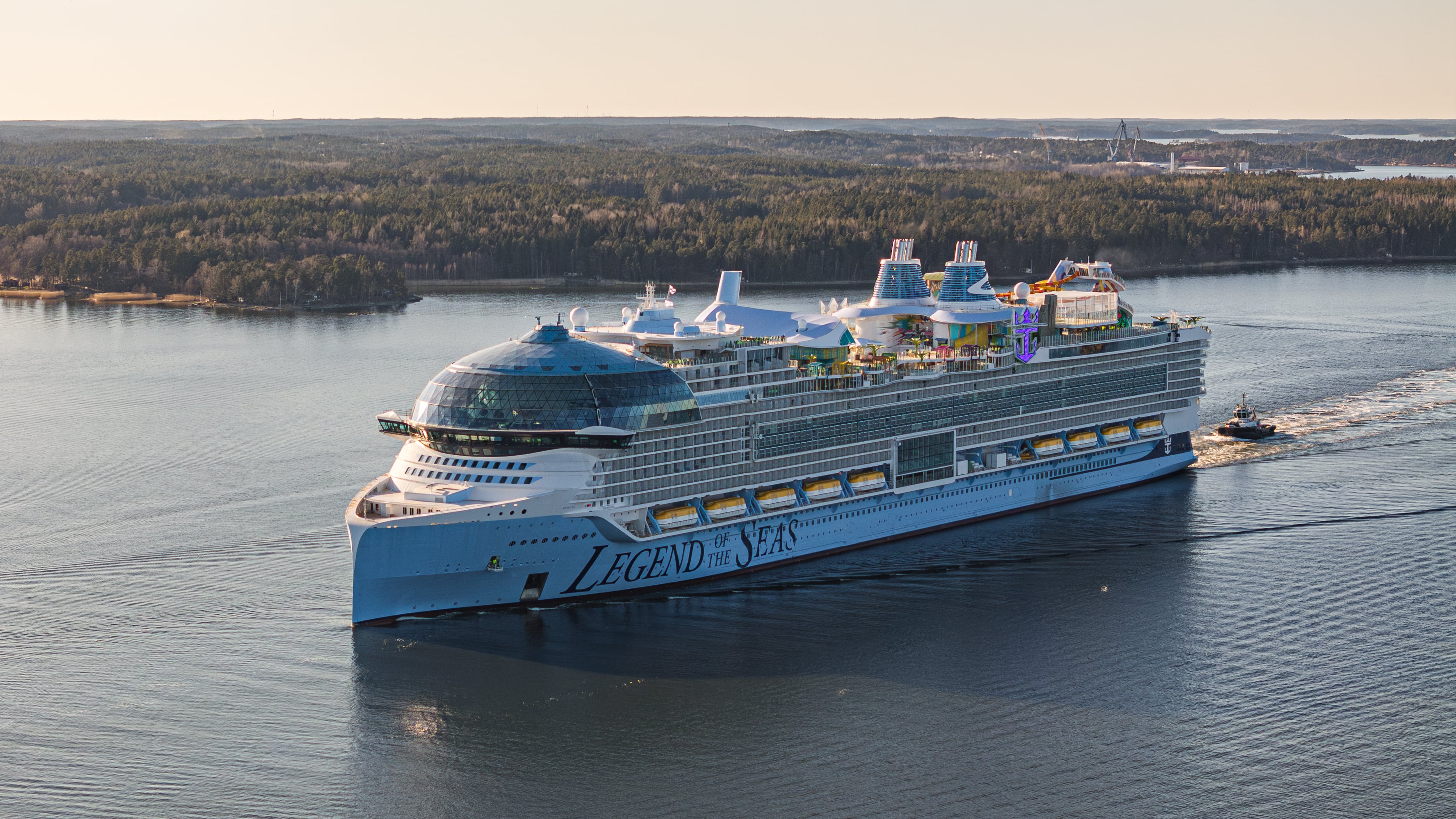 Vista del Legend of The Seas, el barco más grande de Royal Caribbena, durante unas pruebas de navegación en Finlandia.