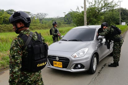 Elementos del Ejército colombiano en un retén durante un operativo en la vía Cali - Jamundí el 20 de junio de 2024. 