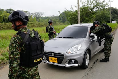 Elementos del Ejército colombiano en un retén durante un operativo en la vía Cali - Jamundí el 20 de junio de 2024.