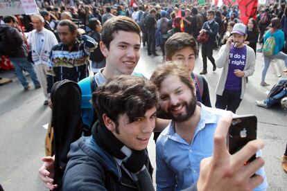 El diputado y exdirigente estudiantil, Gabriel Bori, a la izquierda, se fotografía con estudiantes chilenos durante la manifestación estudiantil.