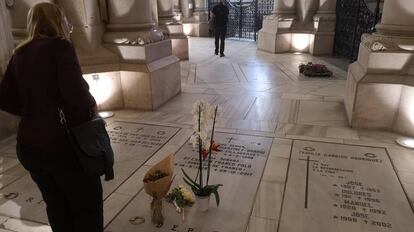 Un visitante se detiene frente a las sepulturas de la familia Franco en la cripta de la Catedral de la Almudena, en Madrid.