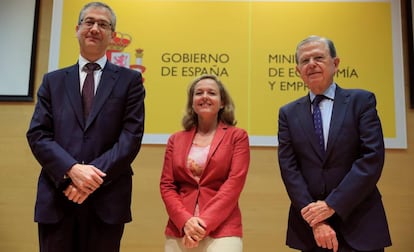 De izquierda a derecha, Pablo Hernández de Cos, Nadia Calviño y José Luis Malo de Molina.