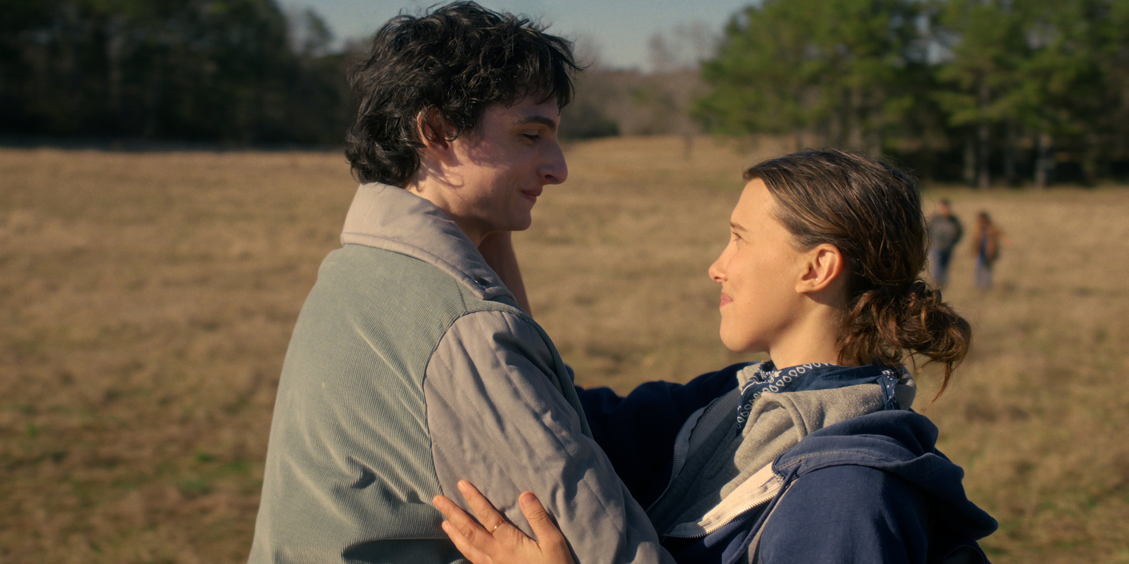 Finn Wolfhard y Millie Bobby Brown, en la quinta temporada de 'Stranger Things'.