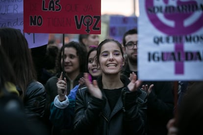 El 8 de marzo de 2018, cientos de miles de personas en todo el país desfilaron bajo el color violeta que simboliza el movimiento feminista y desbordaron las calles de 120 ciudades. En la imagen, jóvenes participan en la marcha de Barcelona.