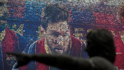 Retrato do atacante argentino Lionel Messi na loja oficial do Barcelona, ​​nesta sexta-feira, na capital catalã.