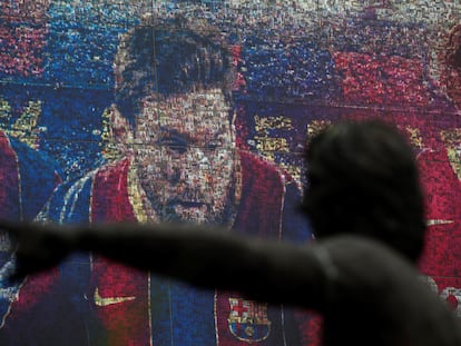 Retrato del delantero argentino Lionel Messi en la tienda oficial del FC Barcelona, este viernes, en la capital catalana.