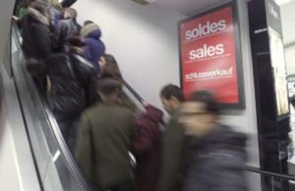 Varias personas en el interior de unos grandes almacenes el día del inicio de la temporada de rebajas en Madrid. EFE/Archivo