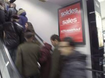 Varias personas en el interior de unos grandes almacenes el día del inicio de la temporada de rebajas en Madrid. EFE/Archivo