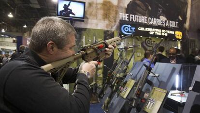 Un comprador de armas prueba la carabina M4 de Colt