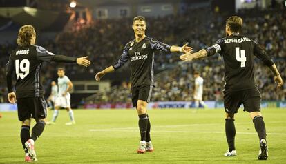 Modric, Cristiano y Ramos celebran el tercer gol del Madrid.