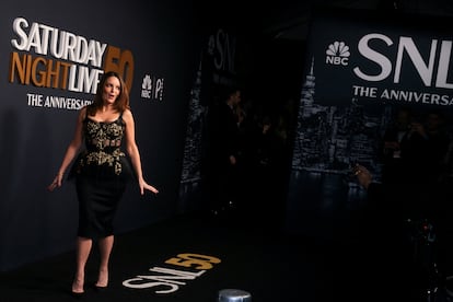 Tina Fey (Pensilvania, 54 años) también protagonizó uno de los momentos más comentados de la noche cuando se convirtió en presentadora junto a Amy Poehler y animó al público a hacer preguntas sobre 'Saturday Night Live'. “Incluso después de 50 años todavía hay cosas sobre ‘SNL’ que la gente no sabe”, dijo Fey antes de que ambas dijeran que responderían a “cualquier pregunta”.