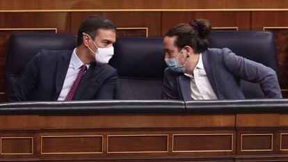 El presidente del Gobierno, Pedro Sánchez (izquierda); y el vicepresidente segundo del Gobierno, Pablo Iglesias, mantienen una conversación en el Pleno del Congreso.