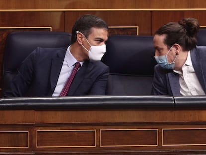 El presidente del Gobierno, Pedro Sánchez (izquierda); y el vicepresidente segundo del Gobierno, Pablo Iglesias, mantienen una conversación en el Pleno del Congreso.