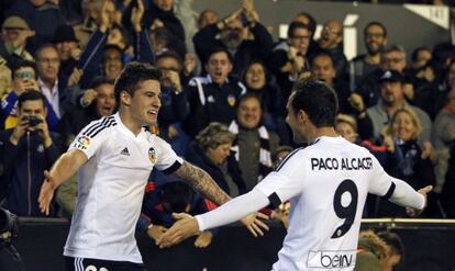 Santi Mina i Alc&aacute;cer celebren el gol del Val&egrave;ncia.