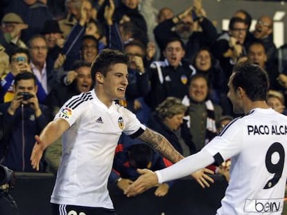 Santi Mina i Alc&aacute;cer celebren el gol del Val&egrave;ncia.