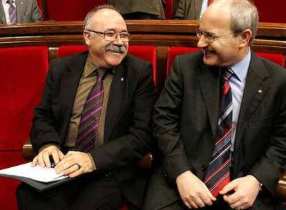 El presidente de la Generalitat, José Montilla, a la derecha, con el líder de ERC, Josep Lluís Carod.