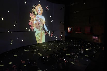 Proyección de la figura 'Primavera', de Alphons Mucha, en una exposición sobre el artista en el Grand Palais Immersif, en la Ópera de la Bastilla, en París.