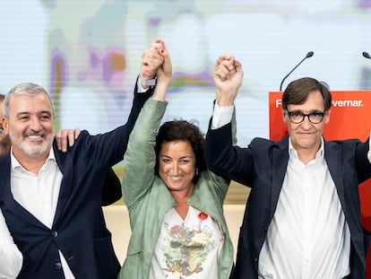 El candidato del PSC, Salvador Illa (segundo por la derecha), celebra los resultados electorales, este domingo en Barcelona.