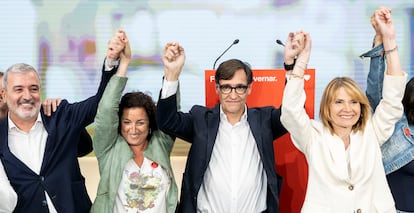 El candidato del PSC, Salvador Illa (segundo por la derecha), celebra los resultados electorales, este domingo en Barcelona.