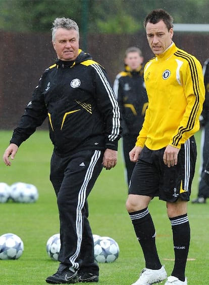 Guus Hiddink y Terry, ayer en el entrenamiento del Chelsea.