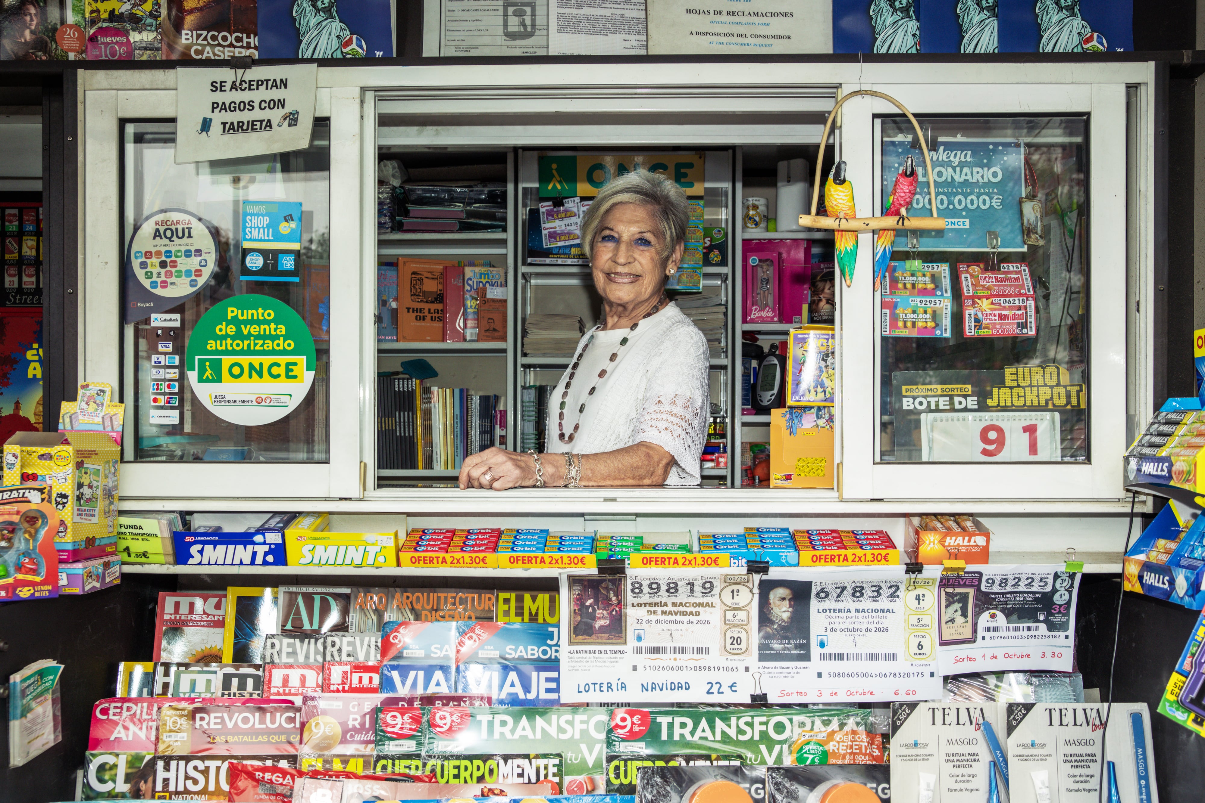 Julia, la quiosquera más longeva de Madrid, con 90 años: “Me da la vida”