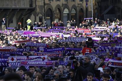 Una multitud de aficionados alza sus bufandas durante la despedida a Davide Astori.