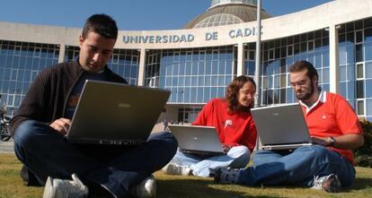 Alumnos de la Universidad de Cádiz estudian en el campus de Puerto Real.