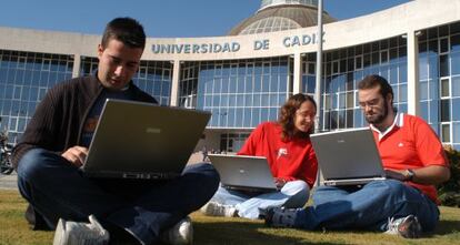 Alumnos de la Universidad de C&aacute;diz estudian en el campus de Puerto Real. 