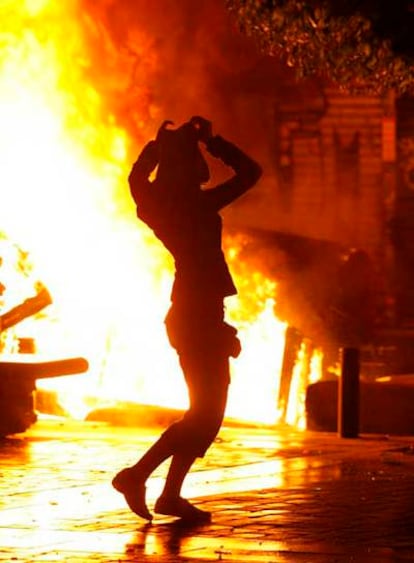 Una joven, ante una barricada de la plaza de San Ildefonso.