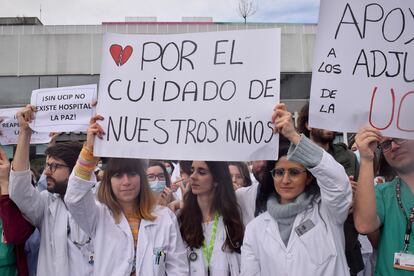 Médicos, enfermeros, técnicos y residentes protestan frente al Hospital La Paz por el regreso del jefe de la UCI pediátrica, acusado de acoso laboral, el 17 de enero de 2023.