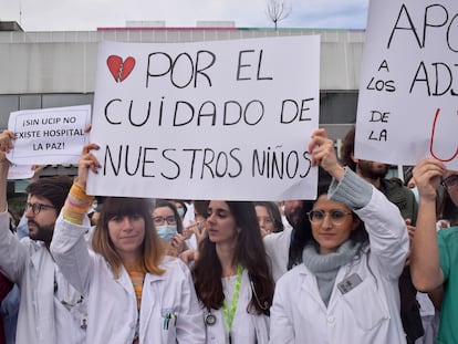 Médicos, enfermeros, técnicos y residentes protestan frente al Hospital La Paz por el regreso del jefe de la UCI pediátrica, acusado de acoso laboral, el 17 de enero de 2023.