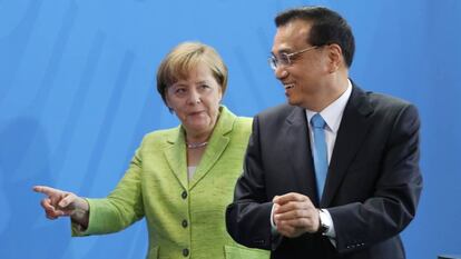 La canciller alemana, Angela Merkel, y el primer ministro chino, Li Keqiang, al t&eacute;rmino de una conferencia de prensa en Berl&iacute;n.