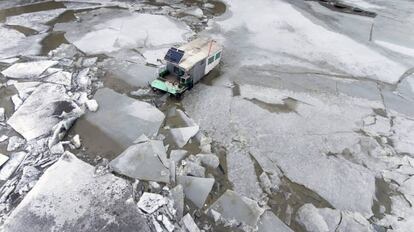 Vista de una embarcación pesquera atrapada entre bloques de hielo en el río Tisza, en Tiszafured, Hungría.