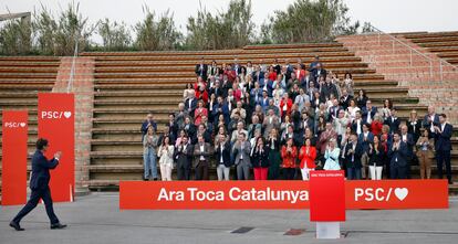 El secretario del PSC y candidato a la presidencia de la Generalitat, Salvador Illa (izquierda), recibe el aplauso del resto de miembros de las listas electorales a su llegada a la foto oficial de los candidatos a las elecciones catalanas del 12M.