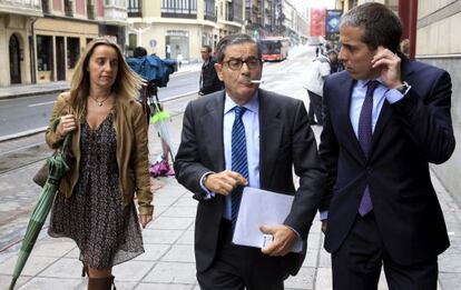 El expresidente de Kutxabank, Mario Fernández,  a su salida del Palacio de Justicia de Bilbao.
