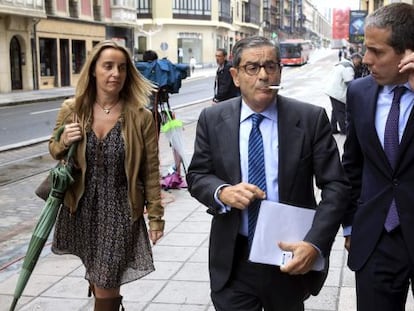 El expresidente de Kutxabank, Mario Fernández,  a su salida del Palacio de Justicia de Bilbao.