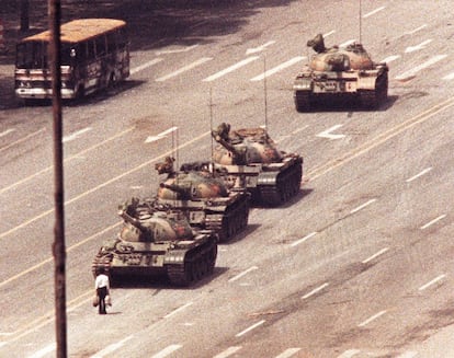 Um homem enfrenta os tanques das forças militares na Avenida da Paz Eterna em Pequim, em 5 de junho de 1989. Durante a noite anterior, o exército chinês realizou uma brutal repressão contra os estudantes da Praça Tiananmen. A foto, tirada pelo fotógrafo americano Jeff Widener, deu a volta ao mundo e se tornaria um símbolo dos protestos em Tiananmen. Widener foi finalista do prêmio Pullitzer pela primeira vez, em 1990.